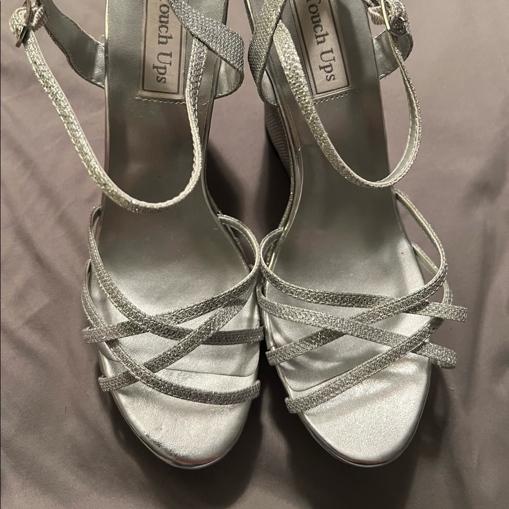 Touch Ups Womens Jaden Wedge Sandal, Silver